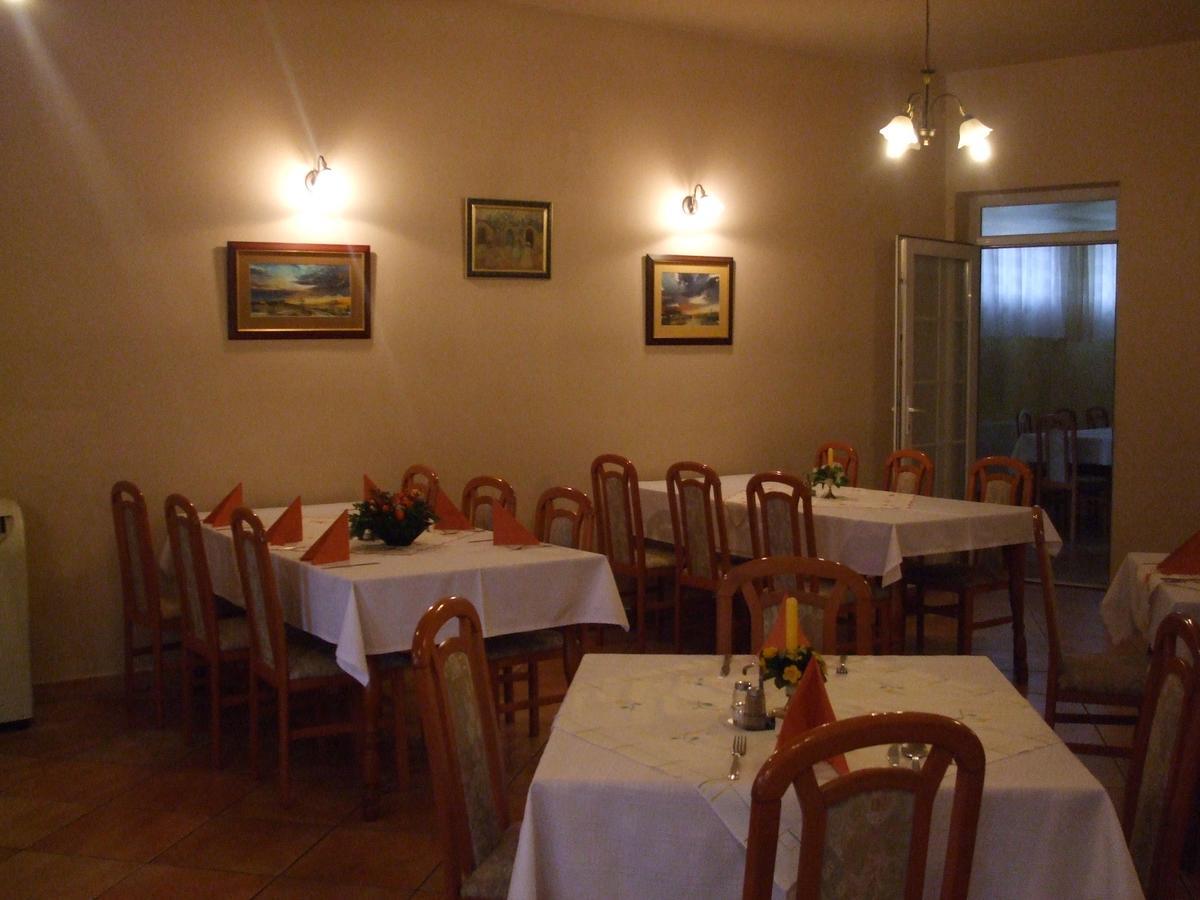 Gilde Panzio Bed & Breakfast Pilisvorosvar Ngoại thất bức ảnh